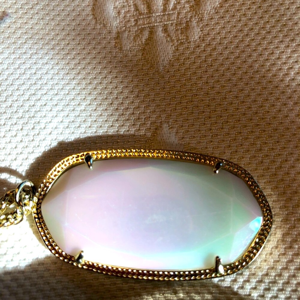 EUC Kendra Scott Rae Necklace White Iridescent HTF - Picture 5 of 9